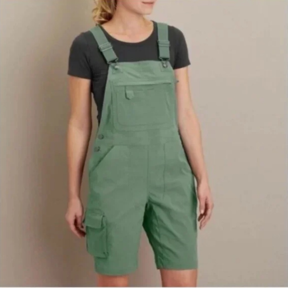 Womens Duluth heirloom gardening shortalls size medium in green(fir)